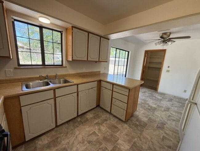 Building Photo - 2 Bedroom 1 Bath Contact Property Pros Property Management