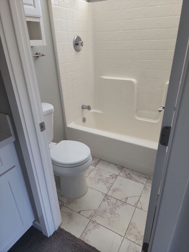 Building Photo - 4 bedroom single level home zoned for Reed...