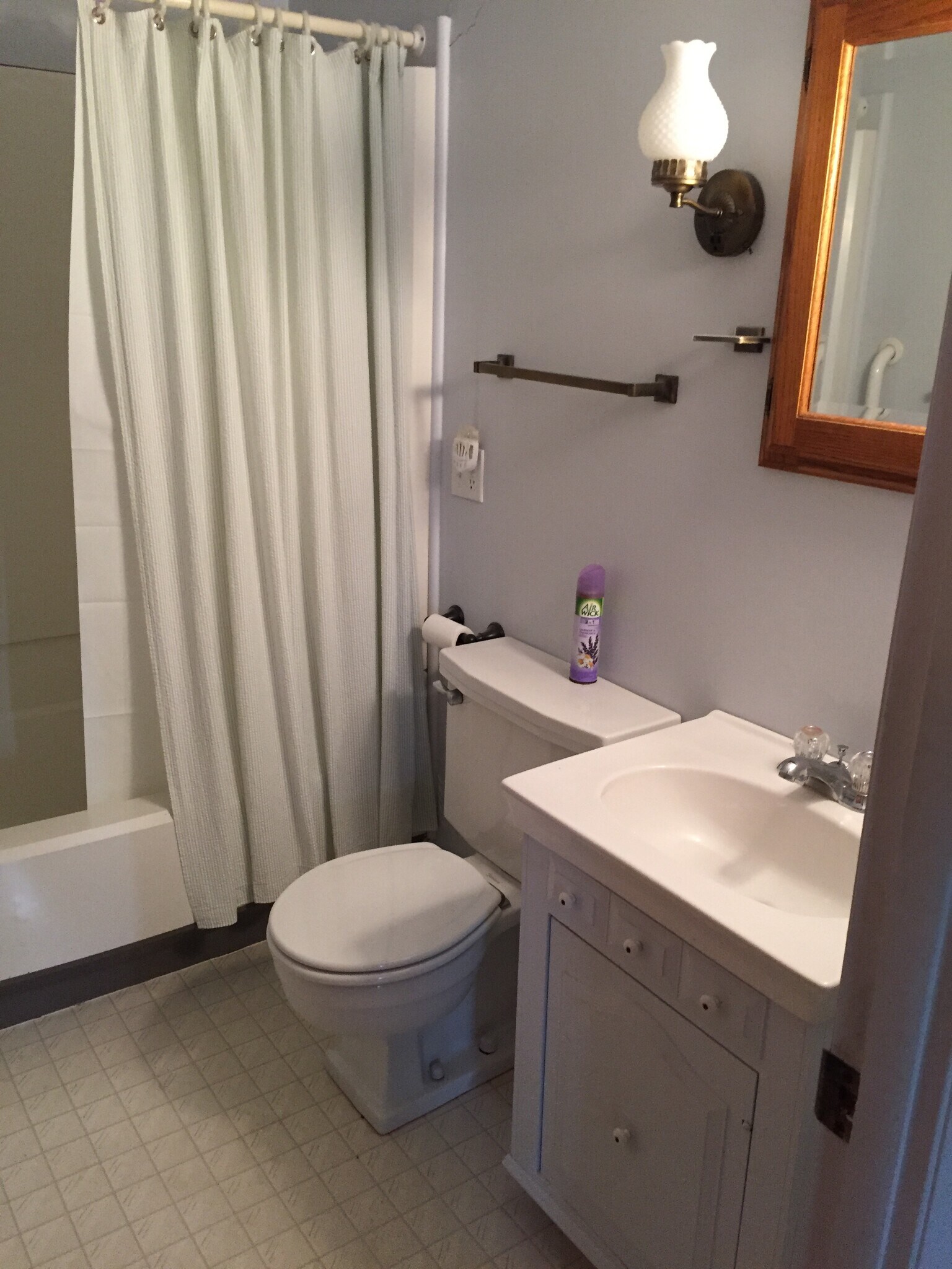 Full Bathroom - 1201 Hollyview Dr