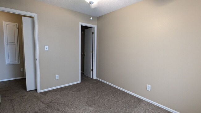 Building Photo - COZY TRI-LEVEL 3 BED/1.5 BATH WITH WOODBUR...