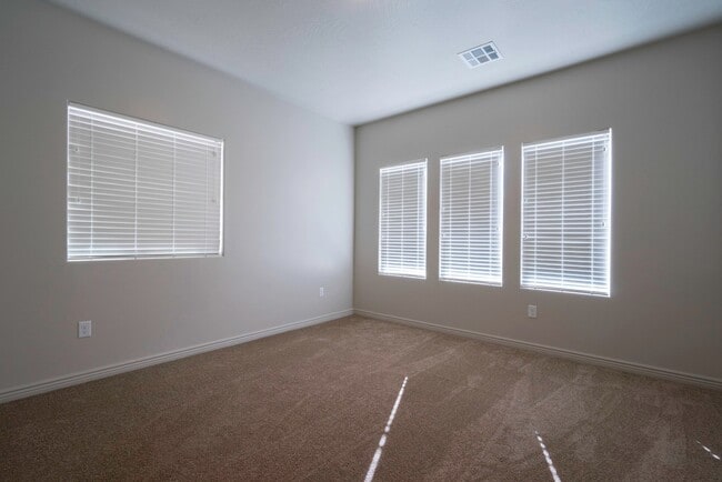 Building Photo - 4 bedroom 2 Bath Home in Desert Edge Cove - RV parking!