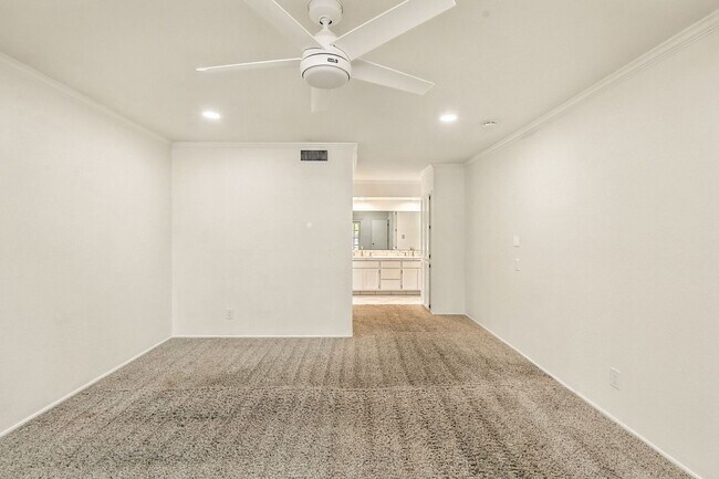 Building Photo - Beautiful 3 bed, 2 bath w/ bonus Room, loc...