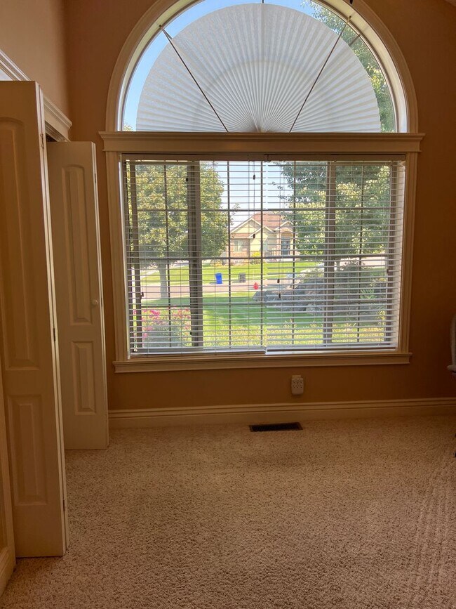 Building Photo - Stunning 5 bed 3.5 bath twin-home on the R...