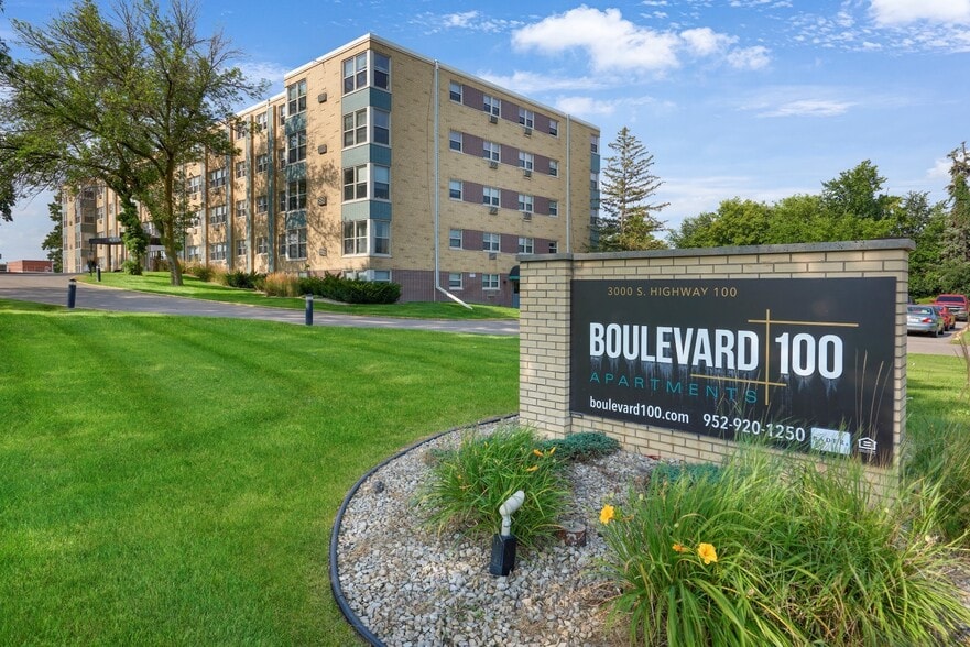 Primary Photo - Boulevard 100 Apartments