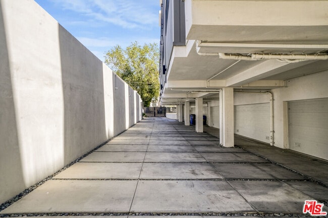 Building Photo - 1445 1/4 N Martel Ave