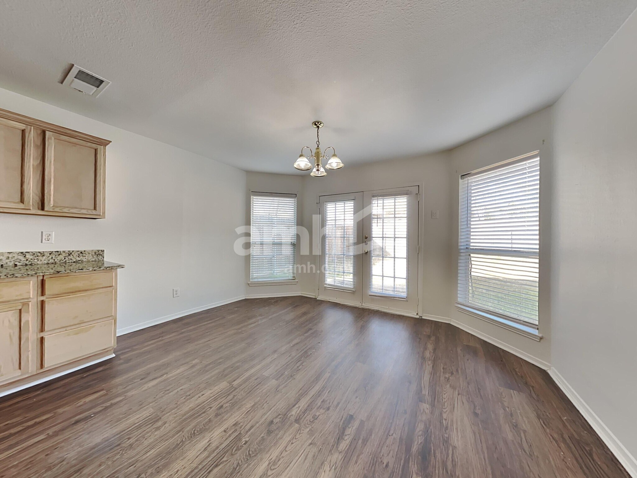 Building Photo - 512 Timber Dr