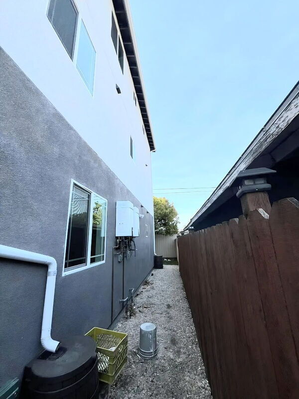 Building Photo - 1731 E 68th St