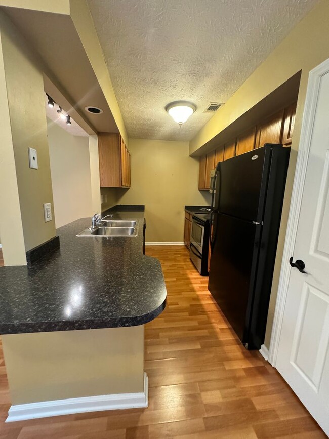 Building Photo - Beautiful Two Bedroom Townhouse!