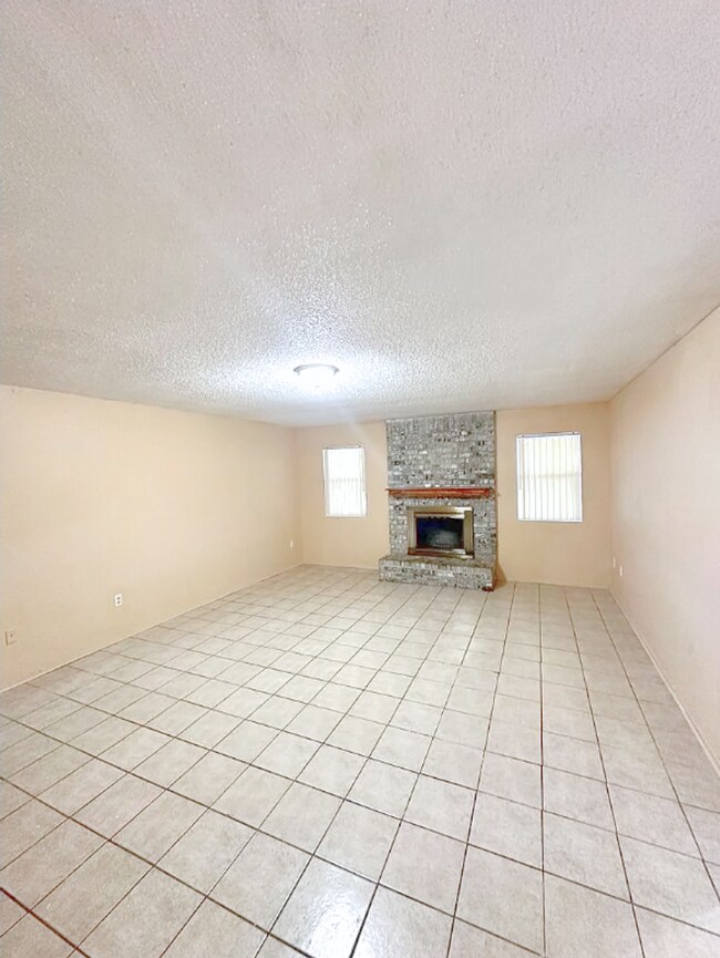 Building Photo - AVAILABLE NOW!