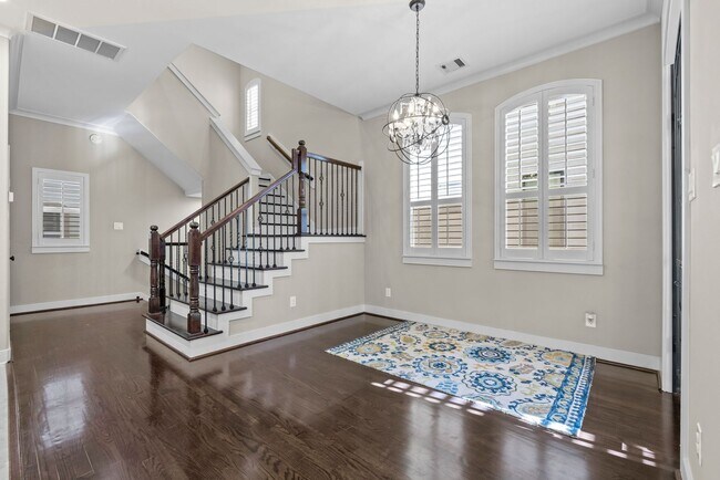 Building Photo - Stunning Single-Family Home in the Heart o...