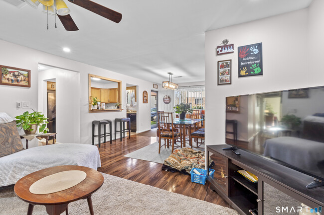 Building Photo - 140 Thompson St