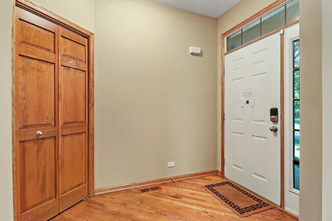 Building Photo - Spacious 3-Bedroom Townhouse with Main-Flo...