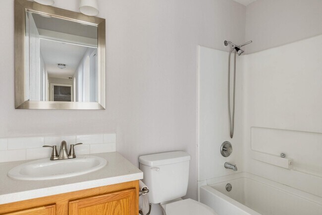 Building Photo - Updated 4/BR 2/BA Home Minutes from Downtown!