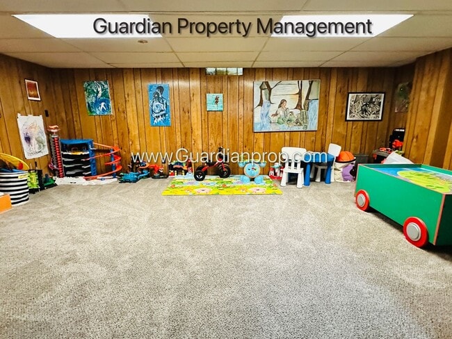 Building Photo - Edina Single Family Home, 2 Car Garage, Dishwasher, Hardwood Floors, Available January/Feb