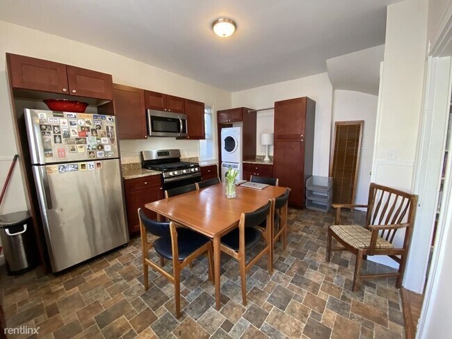 Building Photo - 3 br, 1 bath  - 38 Myrtle Ave Apt 1L
