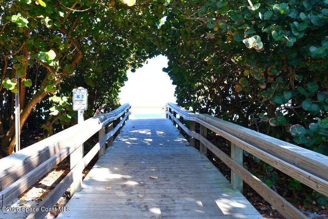 Building Photo - 657 Clearwater Ave