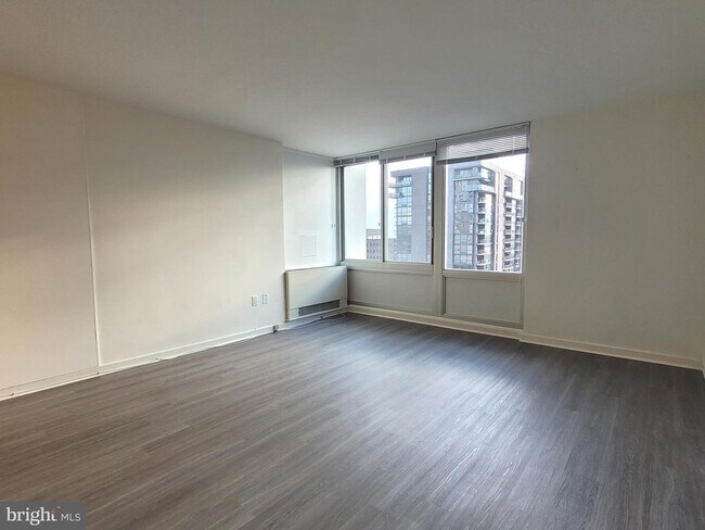 Building Photo - 604 S Washington Square