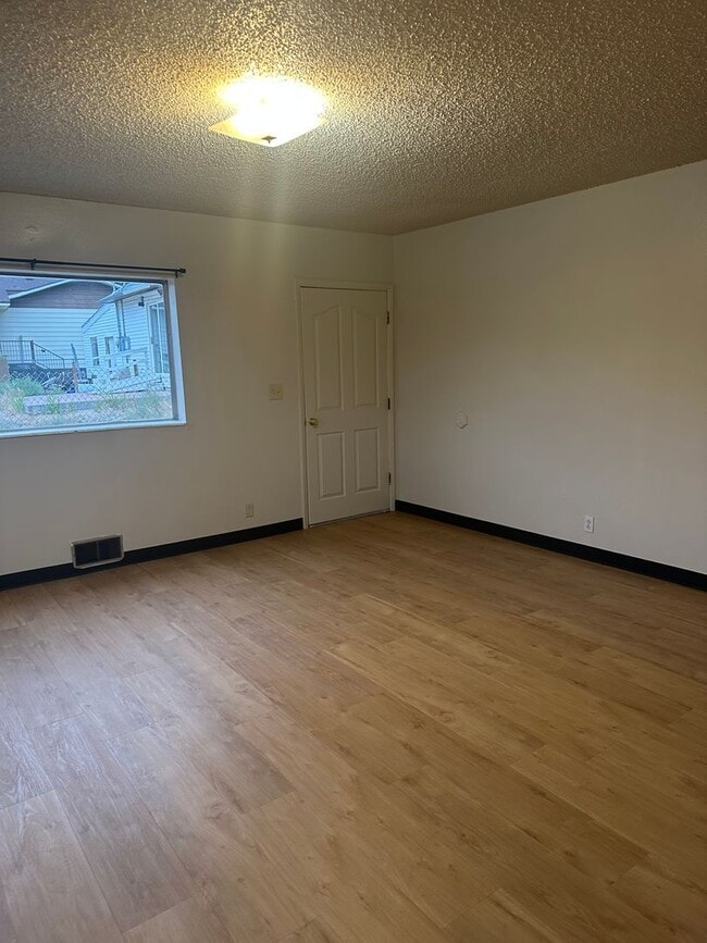 Building Photo - 541 Jensen-