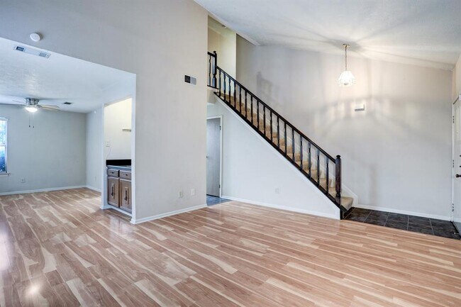 Building Photo - 15219 Silverman St