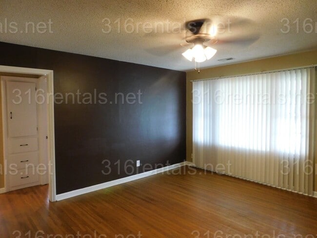Building Photo - $1000 - 3 bed 1 bath - Single Family Home