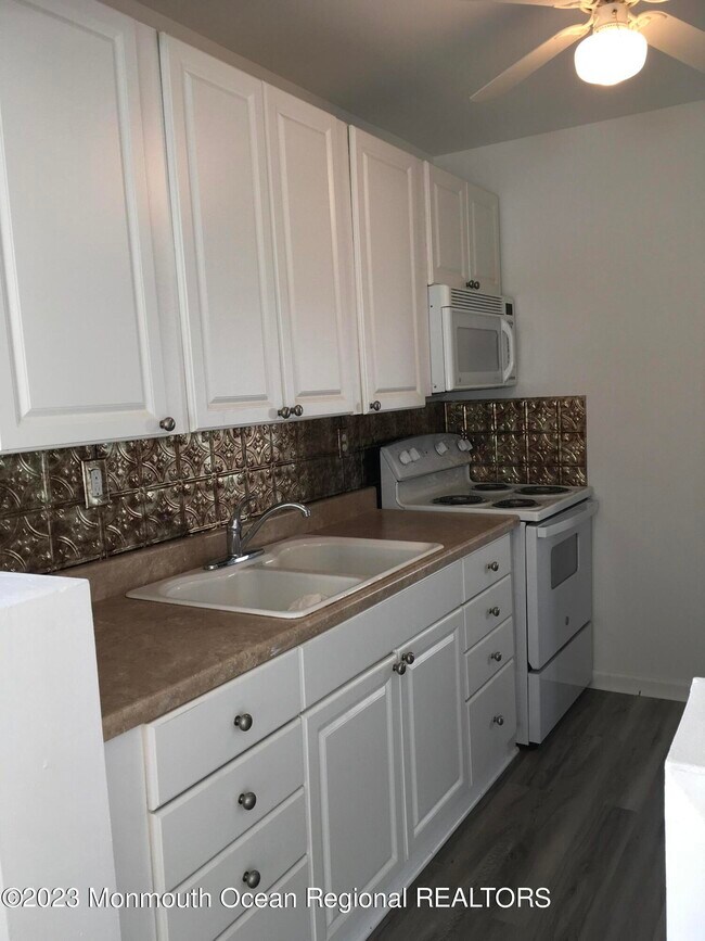 Building Photo - 237 Seabreeze Ave