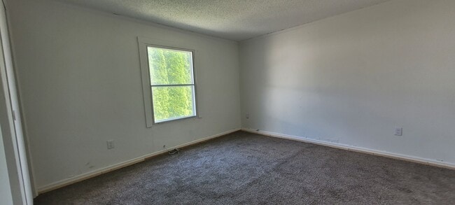 Building Photo - 3 bedroom 2 bathroom mobile home in Quarry...