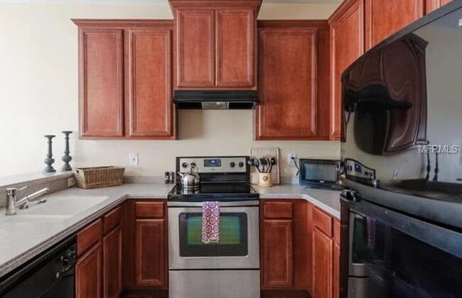 Building Photo - 2 Community Pools • 3-Bed Townhome • Gated Community • Modern Kitchen • Prime New Tampa Location