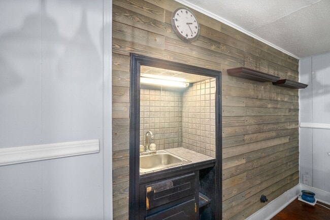 Building Photo - 233 Old Hopkinsville Hwy