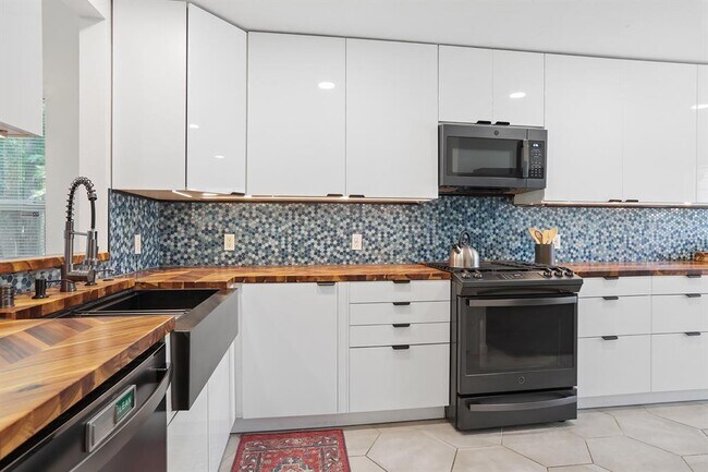 Building Photo - 14621 Lantern Dr
