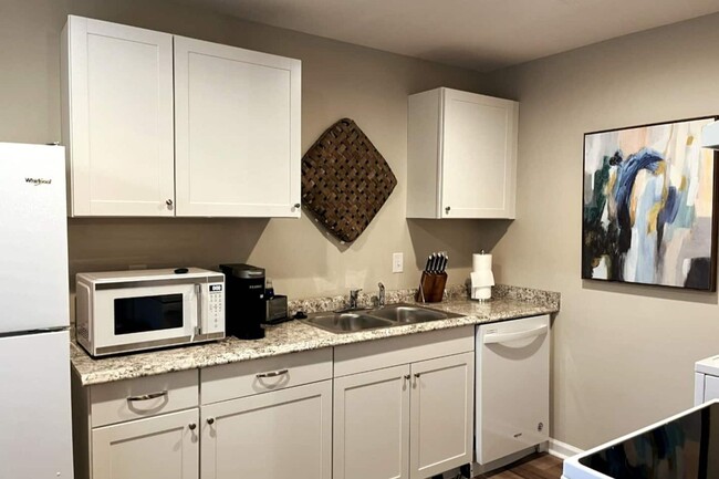 Building Photo - 2 Bed 1 Bath Condo!