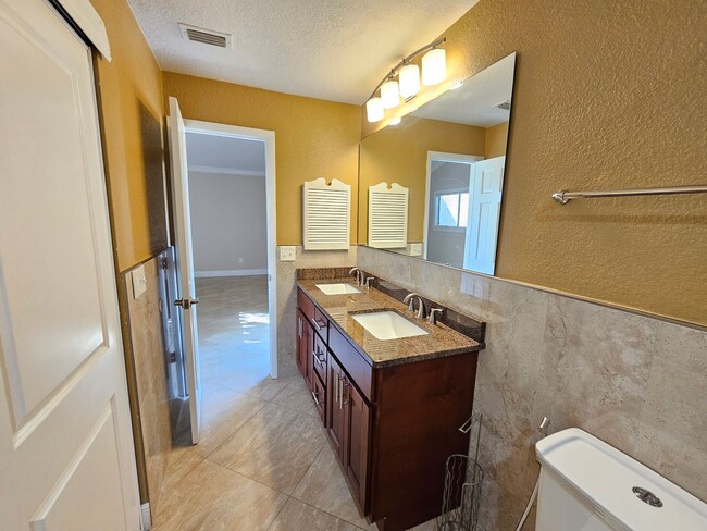 Building Photo - 3 bedroom 2 bath furnished & remodeled hom...