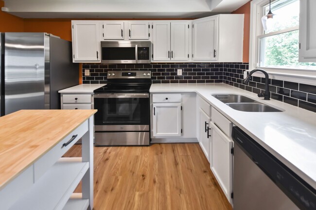 Building Photo - Pet Friendly Four Bedroom!