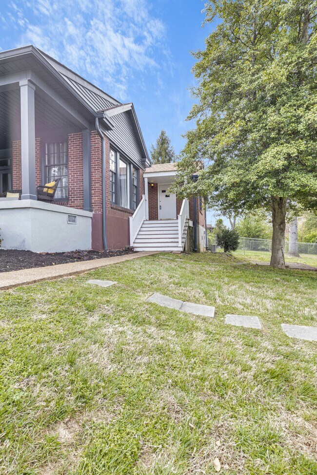 Building Photo - 305 Connell St