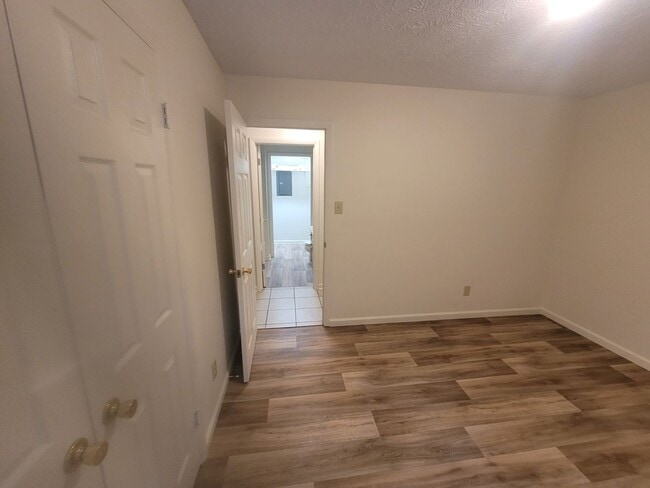 Building Photo - 2 bedroom Ground Floor!