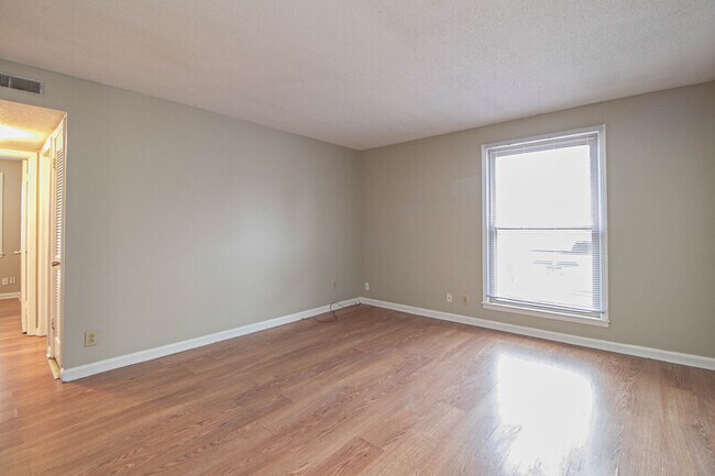 Building Photo - 807-B Golfview Place
