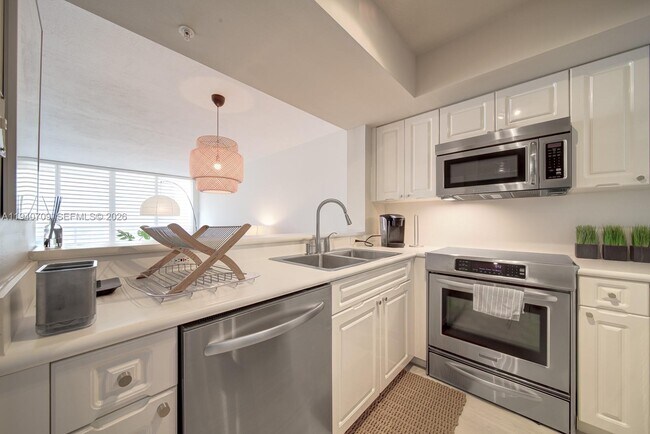 Building Photo - 1900 Sunset Harbour Dr