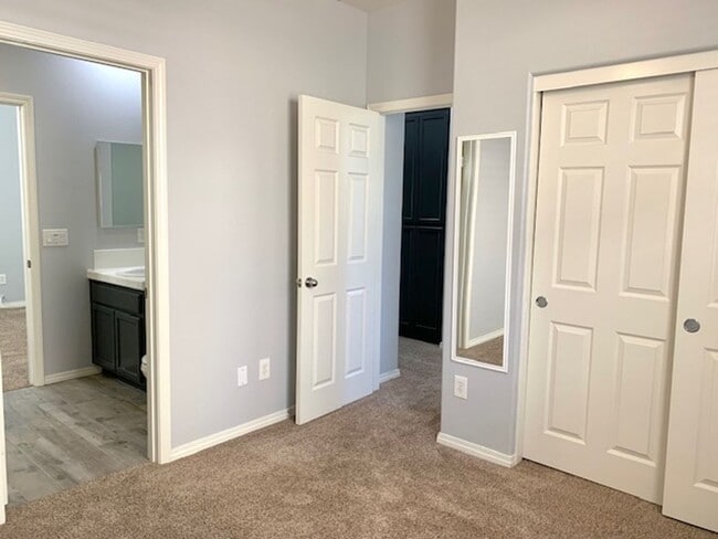 Building Photo - 3150 N Ventura Rd