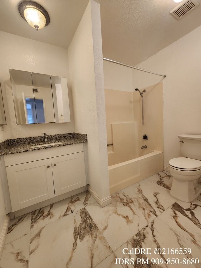 Building Photo - Corona 2 Bedroom Condo