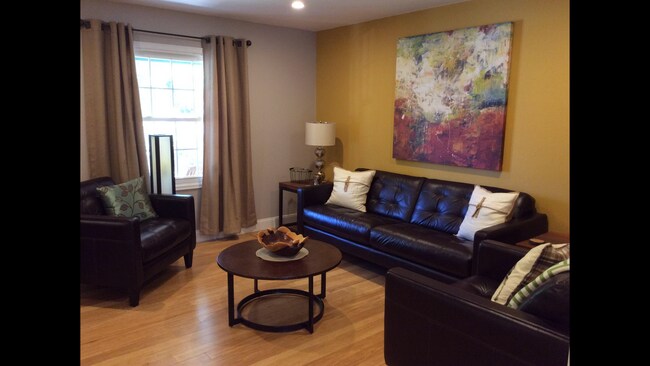 Living room - 546 E Nichols Dr