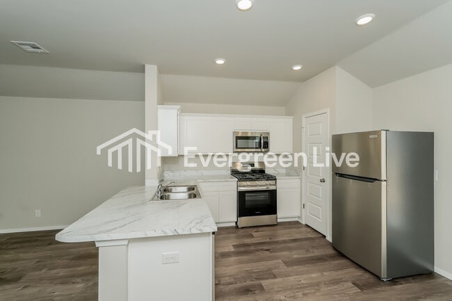 Building Photo - 1104 W Lawton Rd