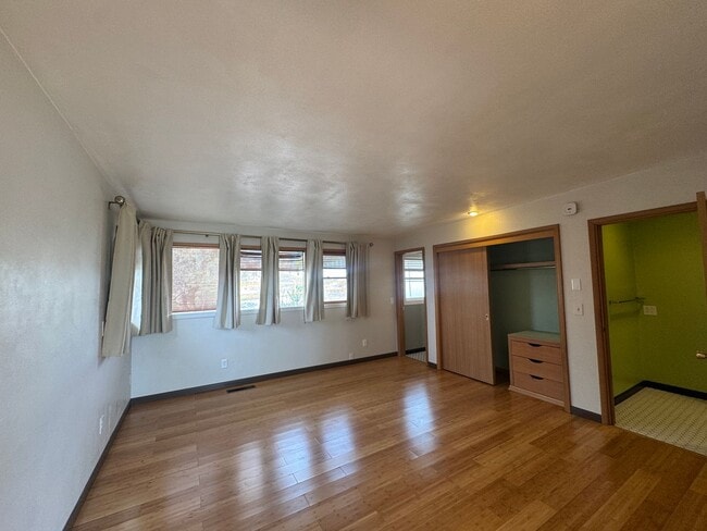 Building Photo - Move in special-HALF off first month's rent!