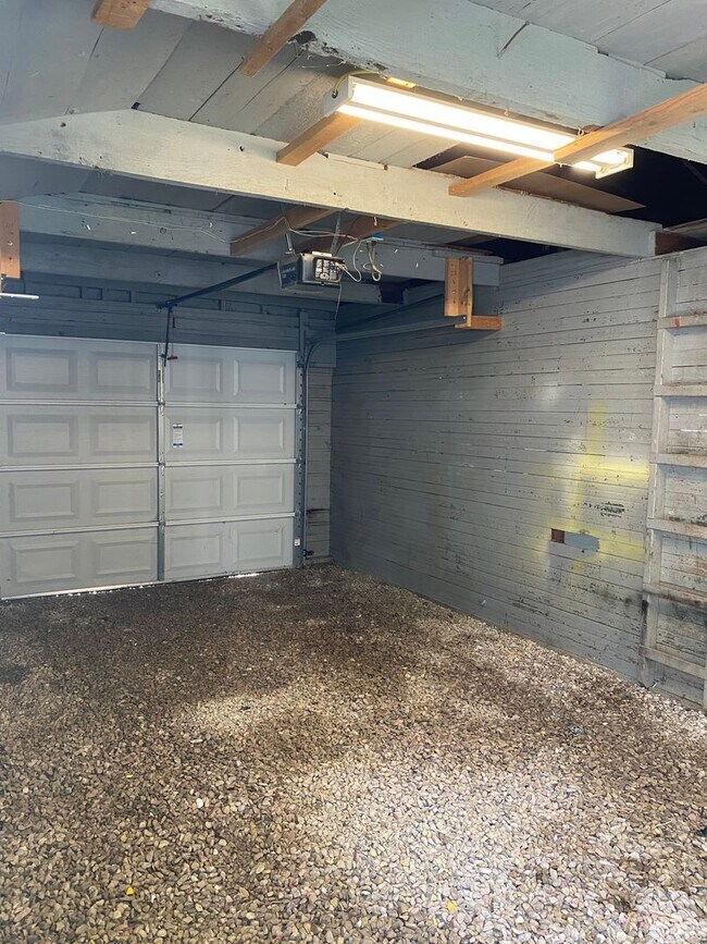 Building Photo - 2 Bed House with Garage