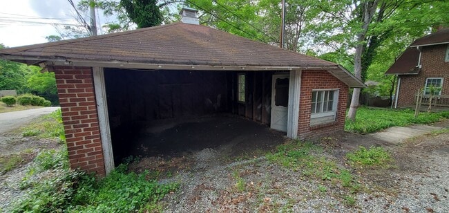 Building Photo - 6 Bedroom 2 Bathroom Single Family Home