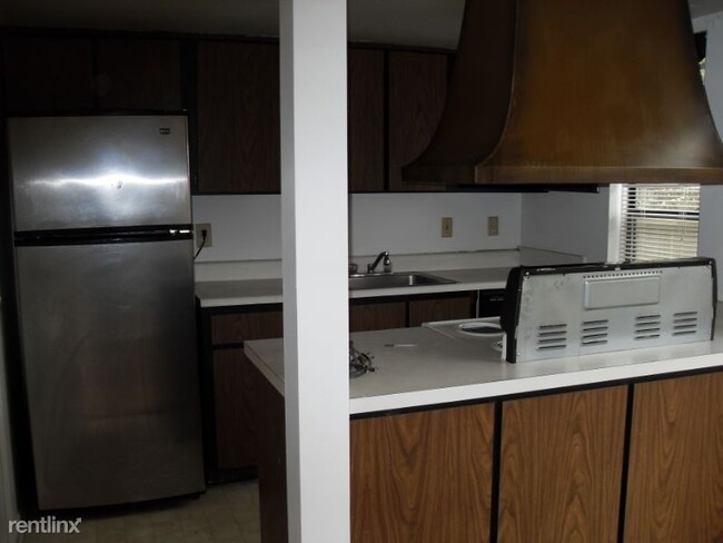 Building Photo - 2 br, 1.5 bath Townhome - 4855 Moreland Drive