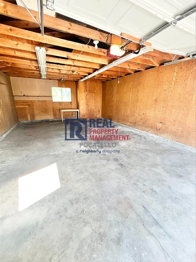 Building Photo - 734 Dogwood St