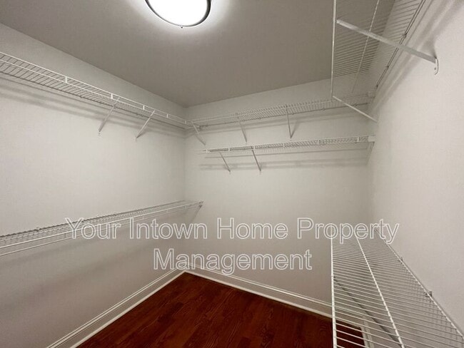 Building Photo - 652 Irwin St NE