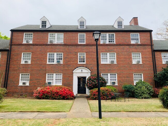 Building entrance - 2853 Thornhill Rd
