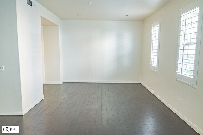 Building Photo - Lovely tri-level condo located in the gated community of Bellafina