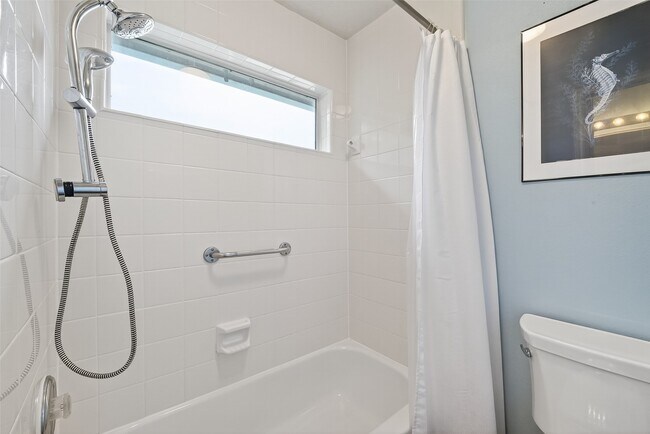 Building Photo - 2203 Lakewind Ln