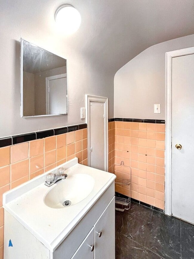 Building Photo - Charming 3-Bedroom Home in a Desirable Det...